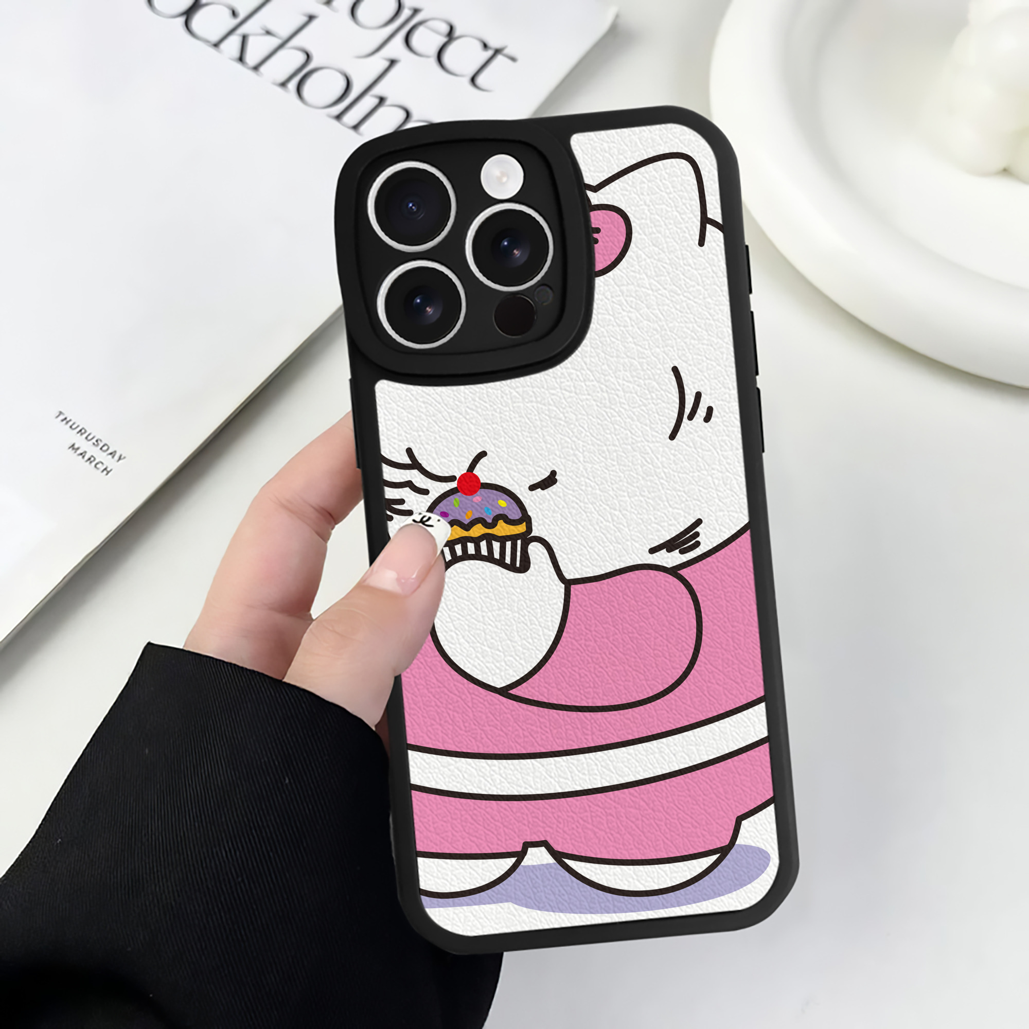 （画像用） Hello Kitty ハローキティ 【iPhone 16シリーズ対応】シリコンスマホケース（レザー調） 材質：シリコン